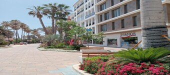 1 minute to beach ! Family size 3 bedroom apartment with restaurants and bars