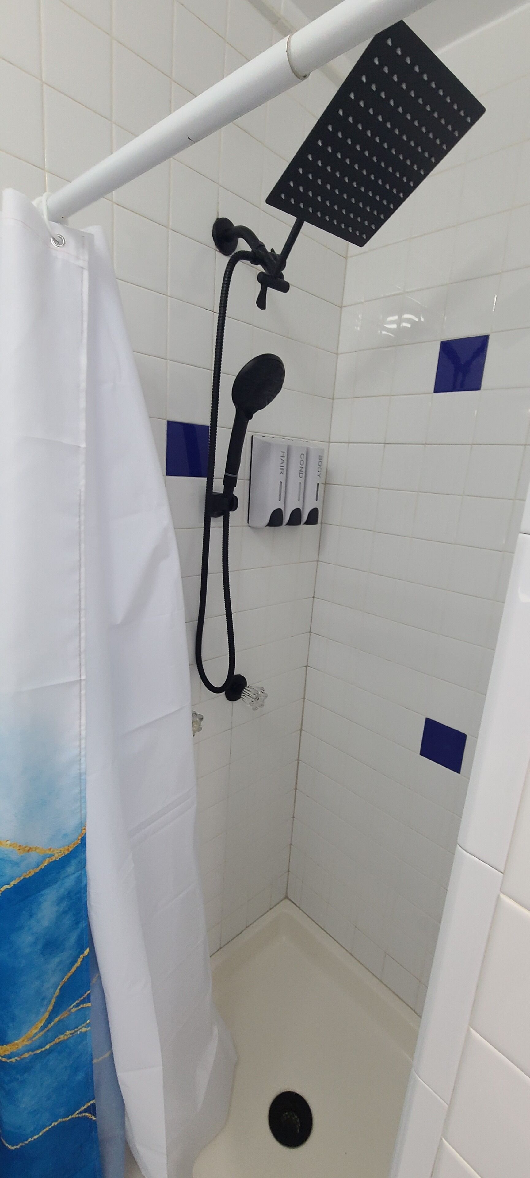 Dusch, hårtork, handdukar och tvål