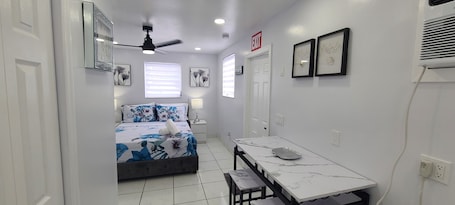 1 bedroom, iron/ironing board, WiFi, bed sheets. Apt Hollywood Fl close to Hard Rock Stadium and Hard Rock Casino Guitar Hotel