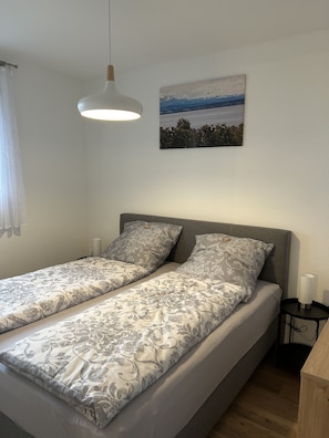 2 chambres, fer et planche à repasser, lit de bébé portatif