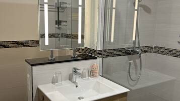 Kostenlose Toilettenartikel, Haartrockner, Handtücher, Seife
