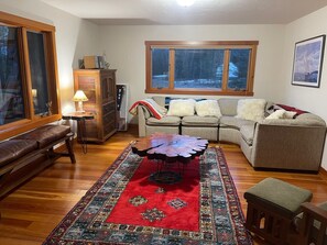 TV connectée, cheminée, livres, écrans d'ordinateur