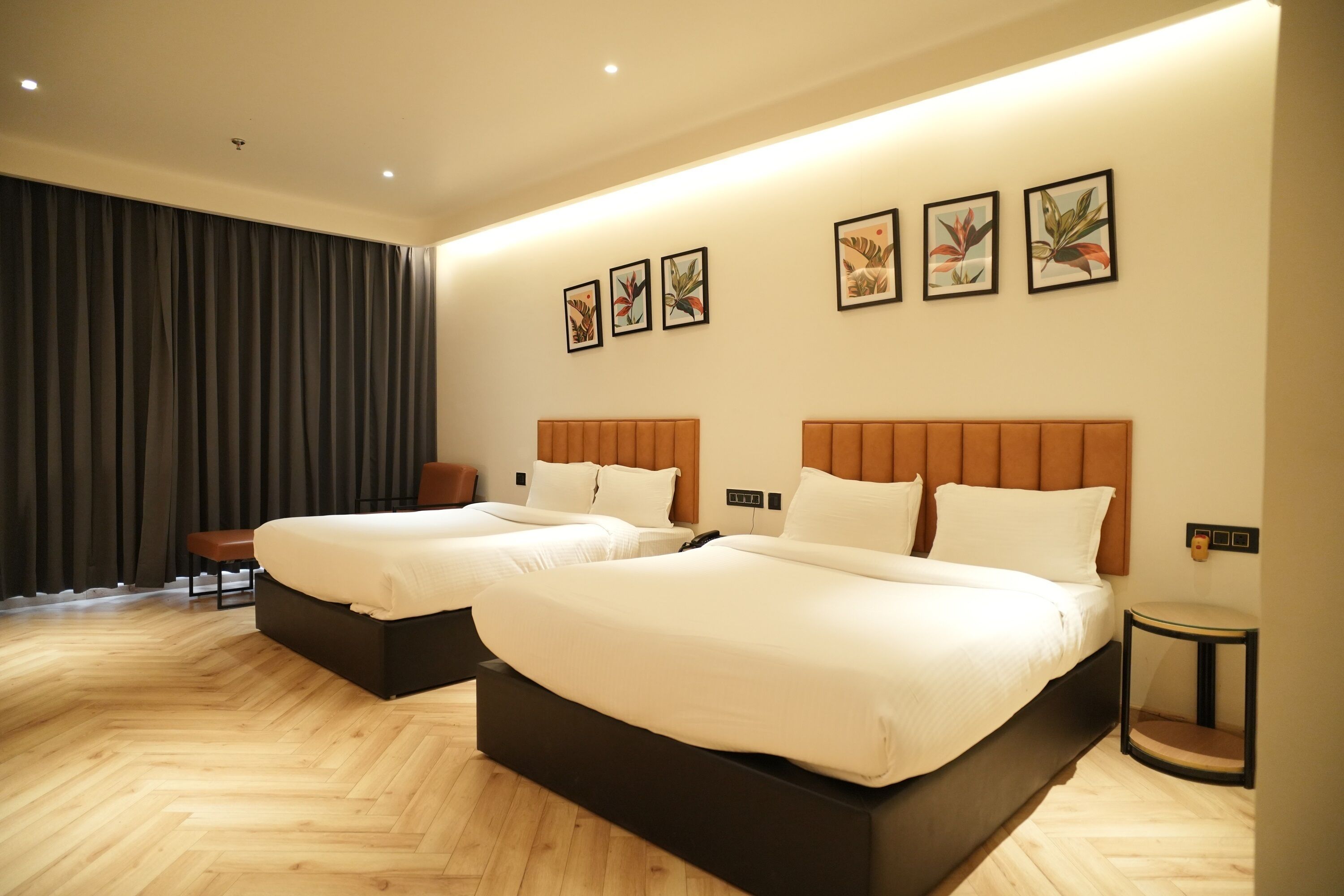 Familierom | Sengetøy av topp kvalitet, minibar, safe på rommet og skrivebord