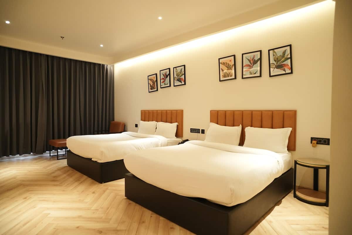 Familiekamer | Luxe beddengoed, een minibar, een kluis op de kamer, een bureau