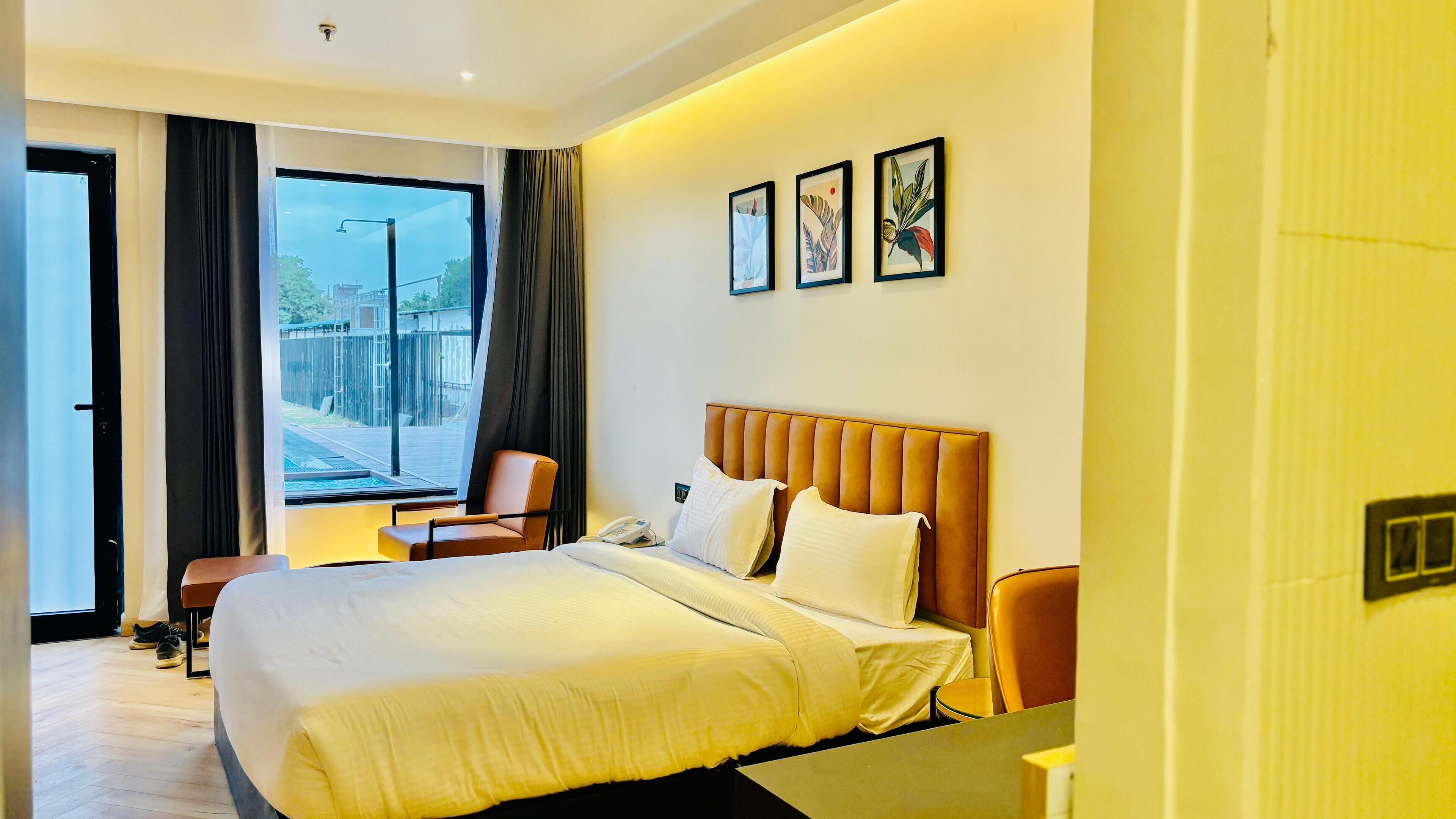 Doppelzimmer, Poolzugang | Hochwertige Bettwaren, Minibar, Zimmersafe, Schreibtisch