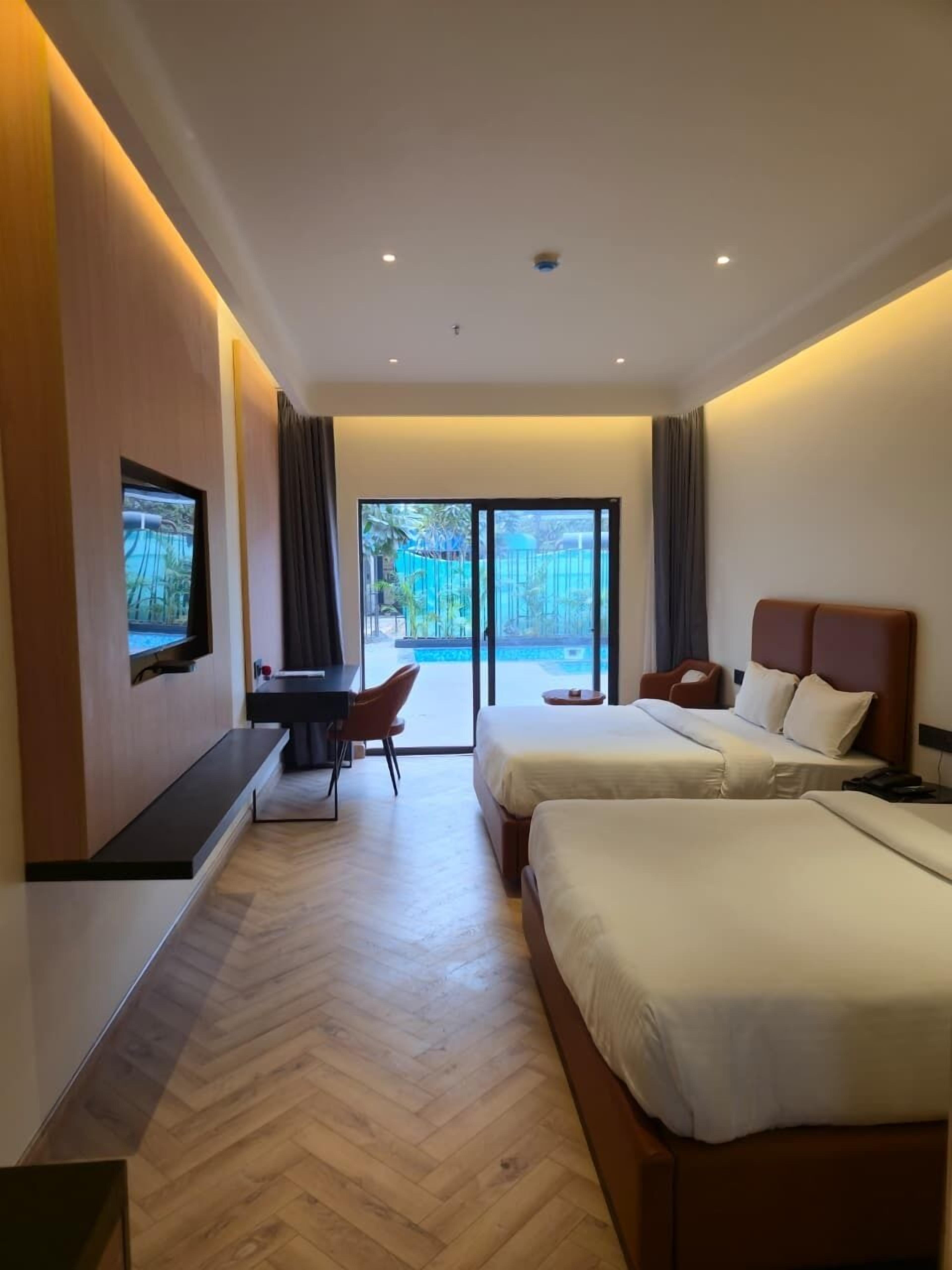 Familierom, adgang til basseng | Sengetøy av topp kvalitet, minibar, safe på rommet og skrivebord