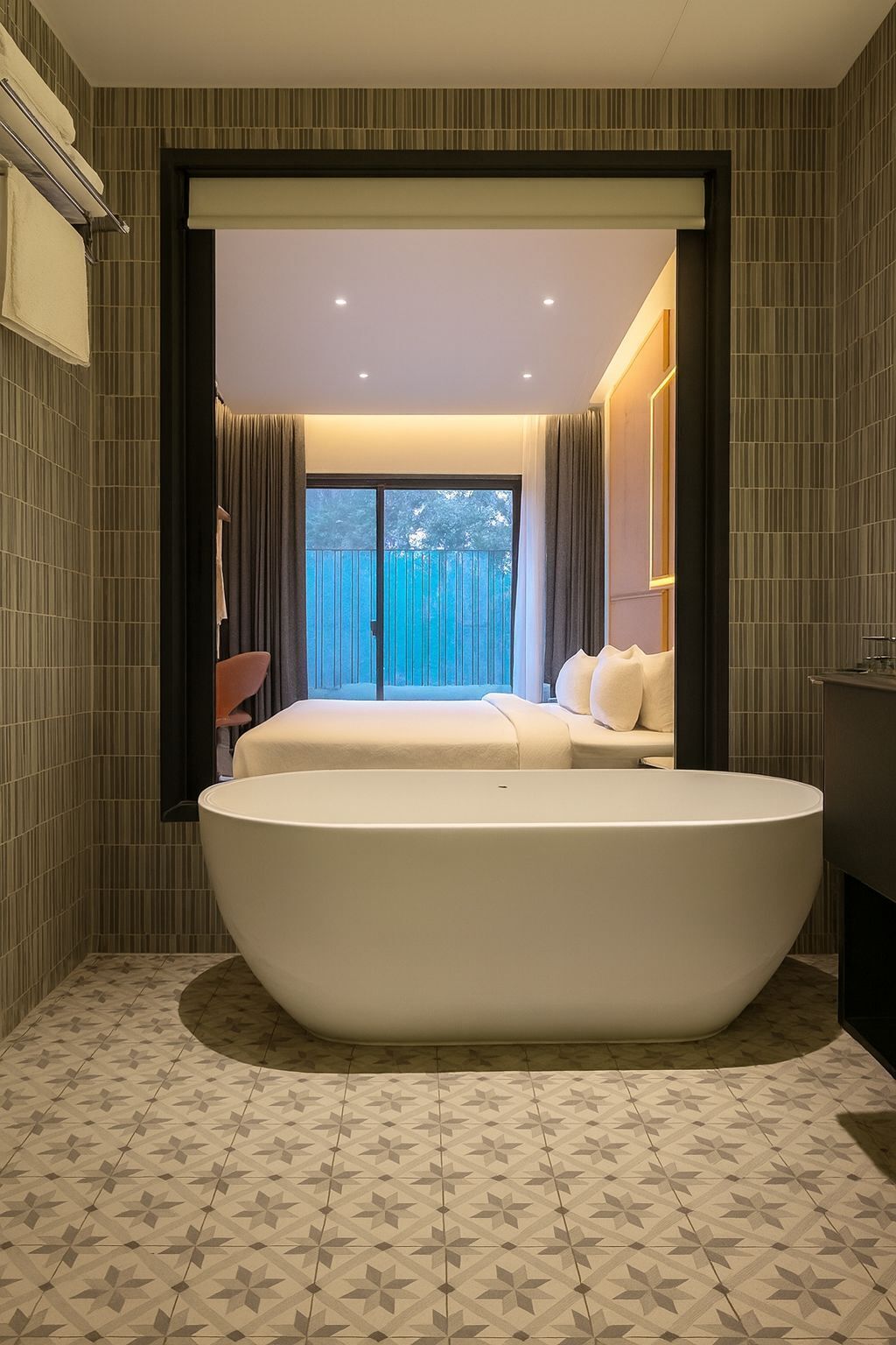 Suite Premium, piscina privata, vista piscina | Bagno | Doccia, set di cortesia gratuito, asciugacapelli, pantofole