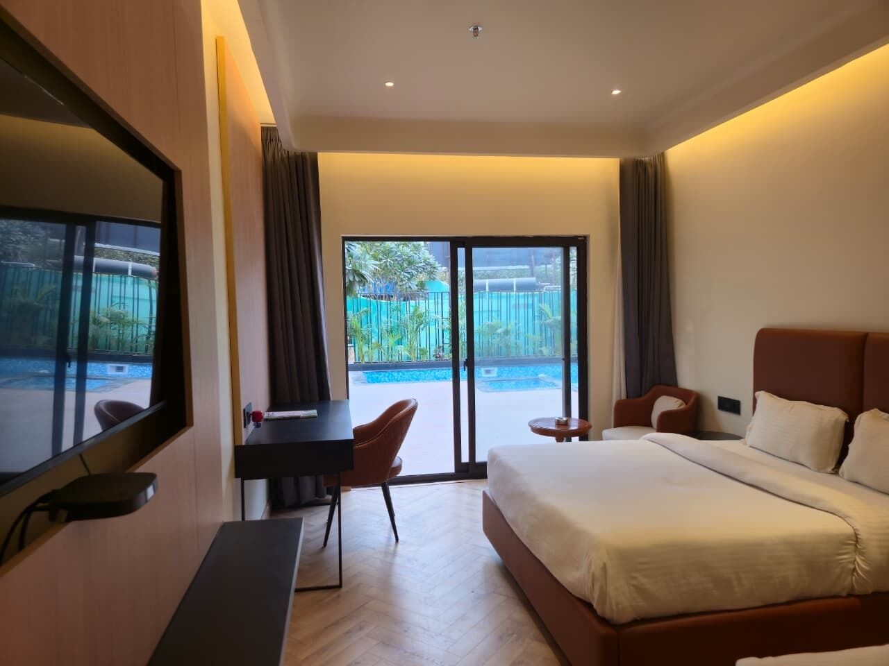 Habitación familiar, acceso a la piscina | Ropa de cama de alta calidad, minibar, caja fuerte y escritorio