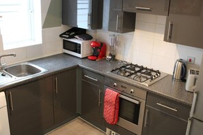 Apartment | Private kitchen | Fridge, microwave, oven, stovetop - Apartment - Sleeps 4 - Garden - Parking (Romford)