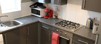 Apartment - Sleeps 4 - Garden - Parking