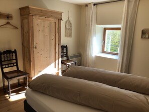 5 makuuhuonetta, vauvan matkasänky, ilmainen Wi-Fi, vuodevaatteet