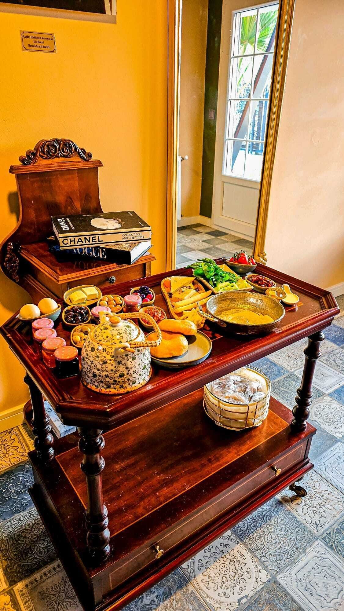 Bữa sáng đặc sản địa phương vào các ngày trong tuần (18 EUR/mỗi người) 