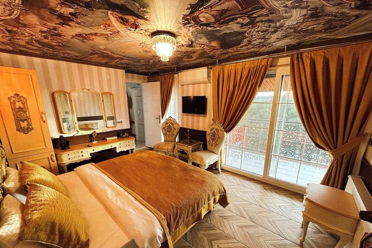 Sorrento 1 Queen Bed, Balcony | 1 bedroom, minibar, blackout curtains, bed sheets
