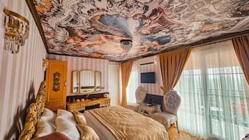 Sorrento 1 Queen Bed, Balcony | 1 bedroom, minibar, blackout curtains, bed sheets