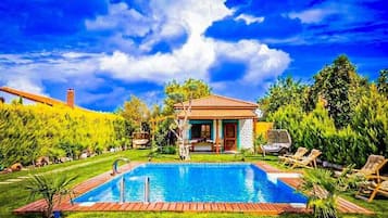 Milano Room, Pool View | 1 bedroom, minibar, bed sheets