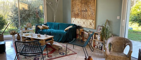 Smart TV, fireplace, table tennis, books