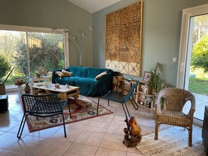 Smart-TV, peis, bordtennis og bøker