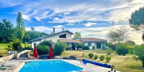 Au coeur du Sud Ouest 1,3Km du centre du village et commerces, piscine wifi TV