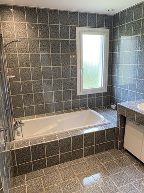 Douche, sèche-cheveux, serviettes fournies, papier toilette