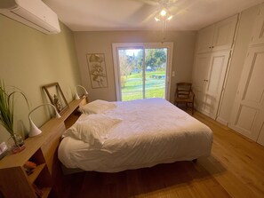 5 soverom, skrivebord, strykejern/-brett og reiseseng for barn