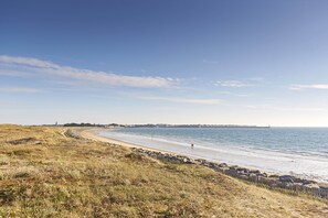 A coastal landscape with a sandy beach, a wooden fence, and a clear sky. - Comfort stay with pool - 6 adults, 4 children (La Turballe)