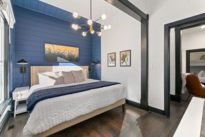 3 dormitorios, escritorio, tabla de planchar con plancha y cuna de viaje