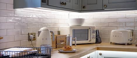Fridge, oven, toaster, cookware/dishes/utensils