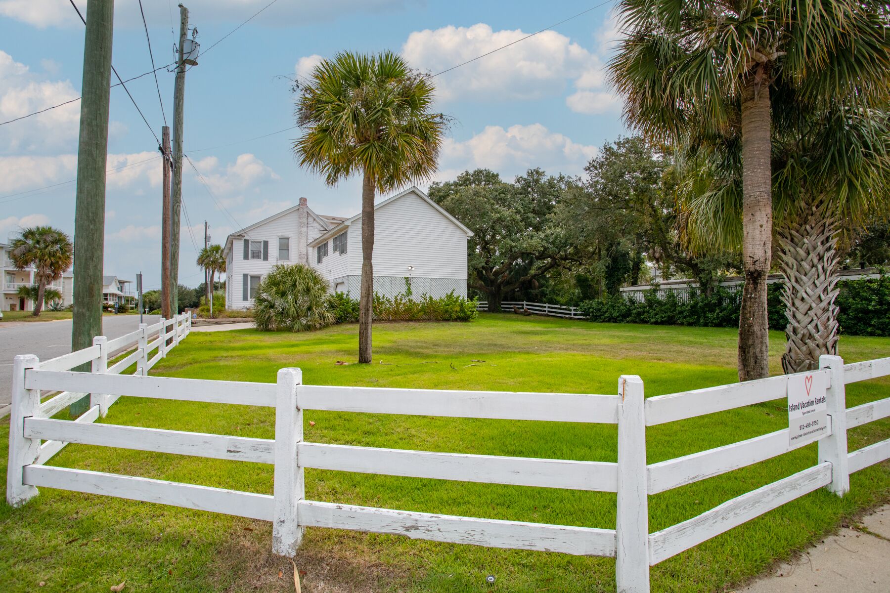 Tybee Island Beach cottage, steps to sand, sleeps 20!