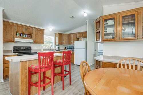 4 Mi to State Park: Peaceful Rockport Home w/ Yard