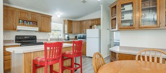 4 Mi to State Park: Peaceful Rockport Home w/ Yard