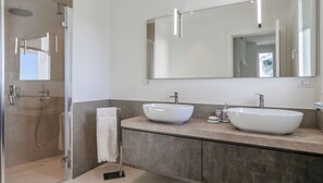 Shower, hair dryer, bidet, towels