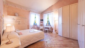 4 slaapkamers, een bureau, een strijkplank/strijkijzer, gratis wifi