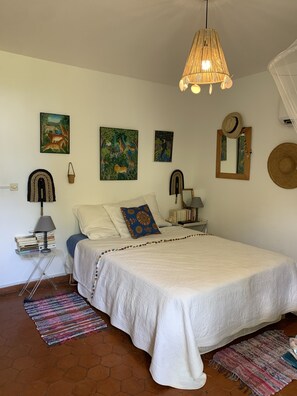 4 bedrooms, travel cot, WiFi, bed sheets