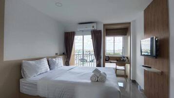 Deluxe Double Room | Desk, laptop workspace, free WiFi