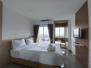 مكتب ومساحة عمل للكمبيوتر المحمول وواي فاي مجانًا