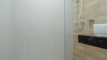 Habitación Deluxe doble | Baño | Artículos de higiene personal gratuitos y secador de pelo