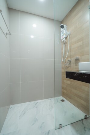 Deluxe Double Room | Bathroom | Free toiletries, hair dryer - SNOW HOUSE Buriram (Buriram)