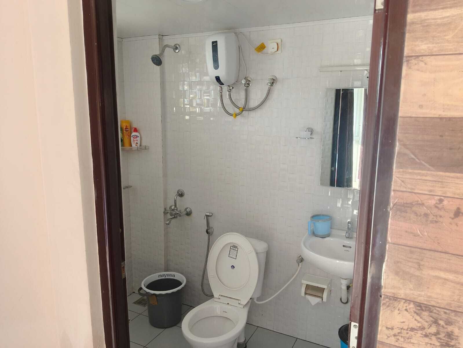 Eco-friendly toiletries, hair dryer, bidet, towels