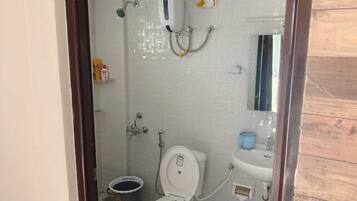 Eco-friendly toiletries, hair dryer, bidet, towels