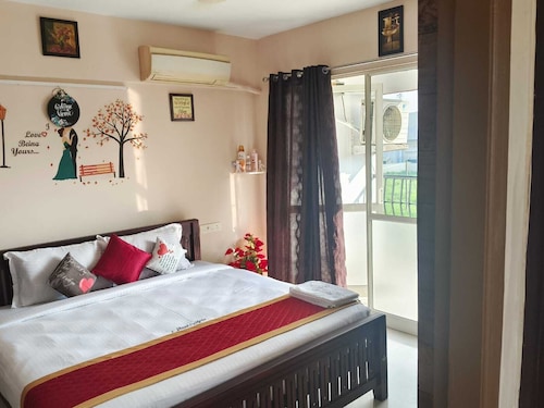 Sancta Maria Airport Hotel-only 3 minute to Cochin Inter National Airport !