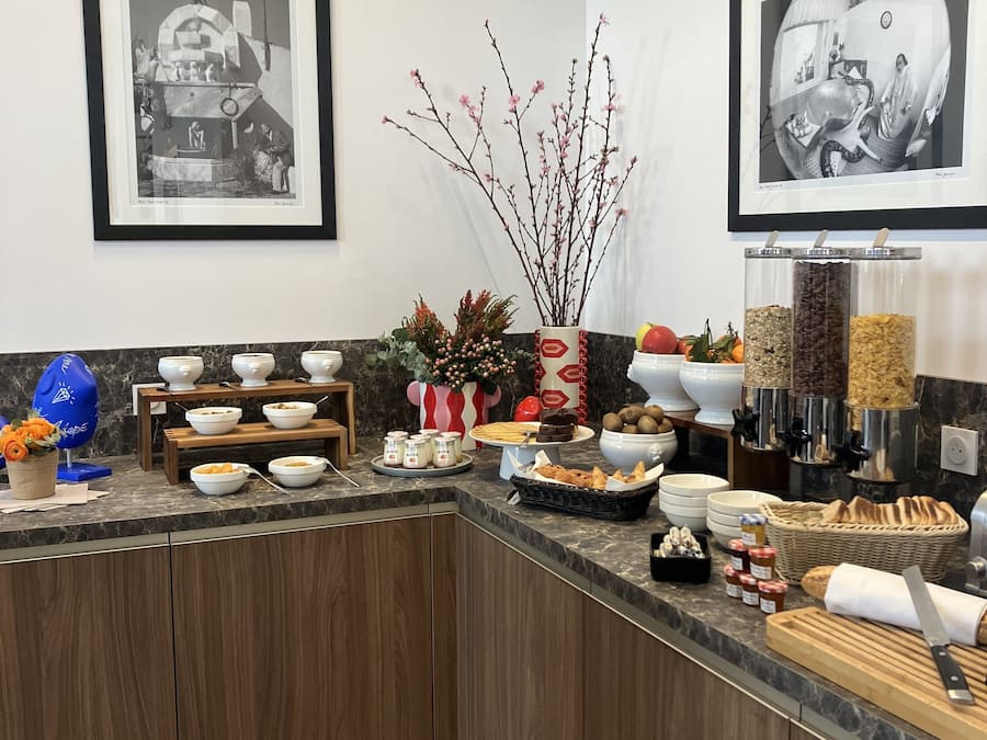 Café da manhã com buffet todos os dias mediante uma taxa