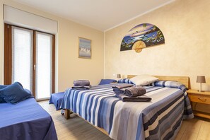 1 bedroom, iron/ironing board, travel crib, WiFi - 1-Double bed, two singles, Private bathroom (Somma Lombardo)