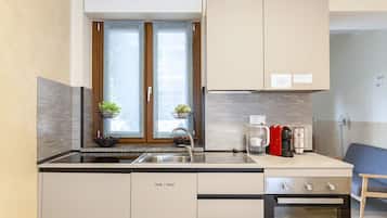 Køleskab, ovn, kogeplade, kaffe-/temaskine