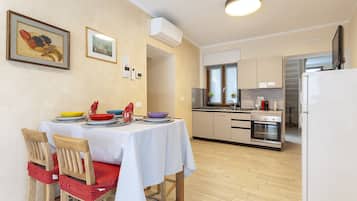 Fridge, oven, stovetop, coffee/tea maker