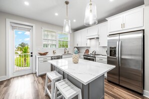 Kylskåp, mikrovågsugn, ugn och spishäll