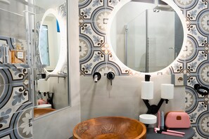 Chuveiro, produtos de toalete biodegradáveis, secador de cabelo, bidê