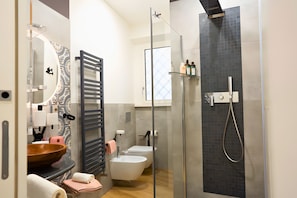 Shower, eco-friendly toiletries, hair dryer, bidet - The Best Nest - Home Suite Home, Where Ancient Rome's Allure Meets Modern Luxury (Roma)