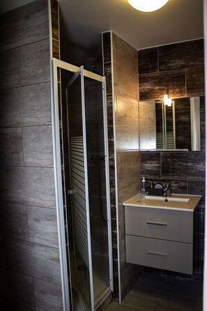 Articles de toilette gratuits, serviettes fournies, papier toilette