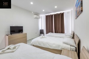 1 chambre, bureau, fer et planche à repasser, lit parapluie