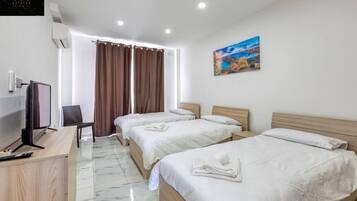 1 chambre, bureau, fer et planche Ă  repasser, lit parapluie